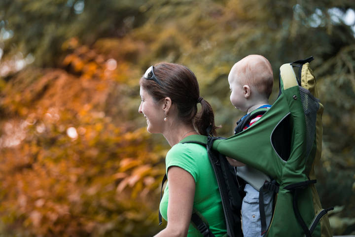 Mutter mit Kind in der Kraxe